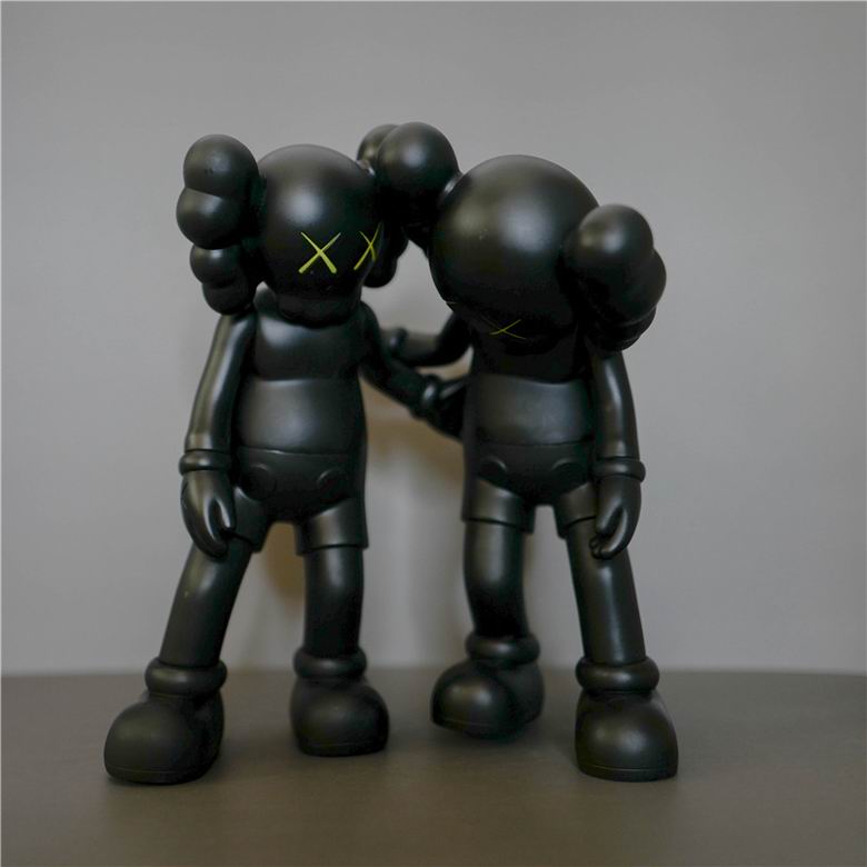 Kaws 26x12x26cm m  (8)